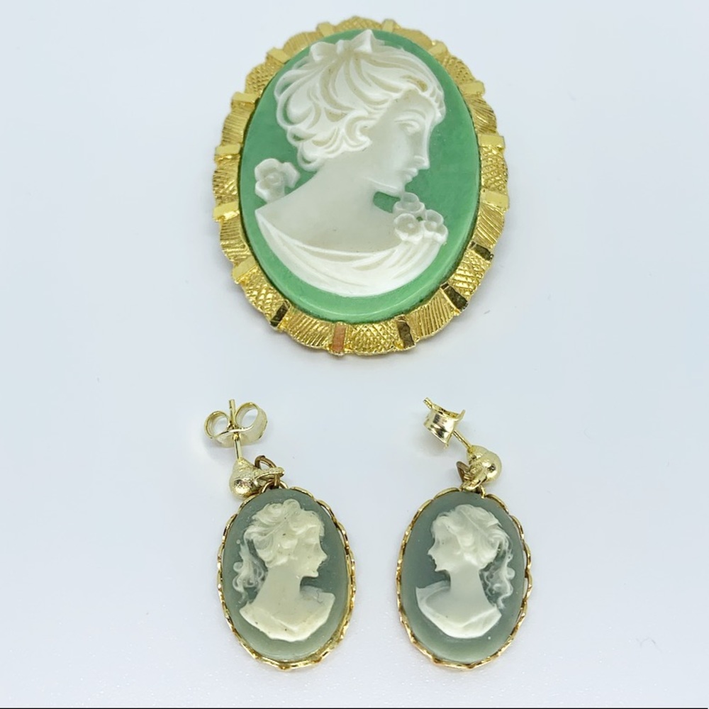 Vintage Cameo Stud Earring and Brooch set!